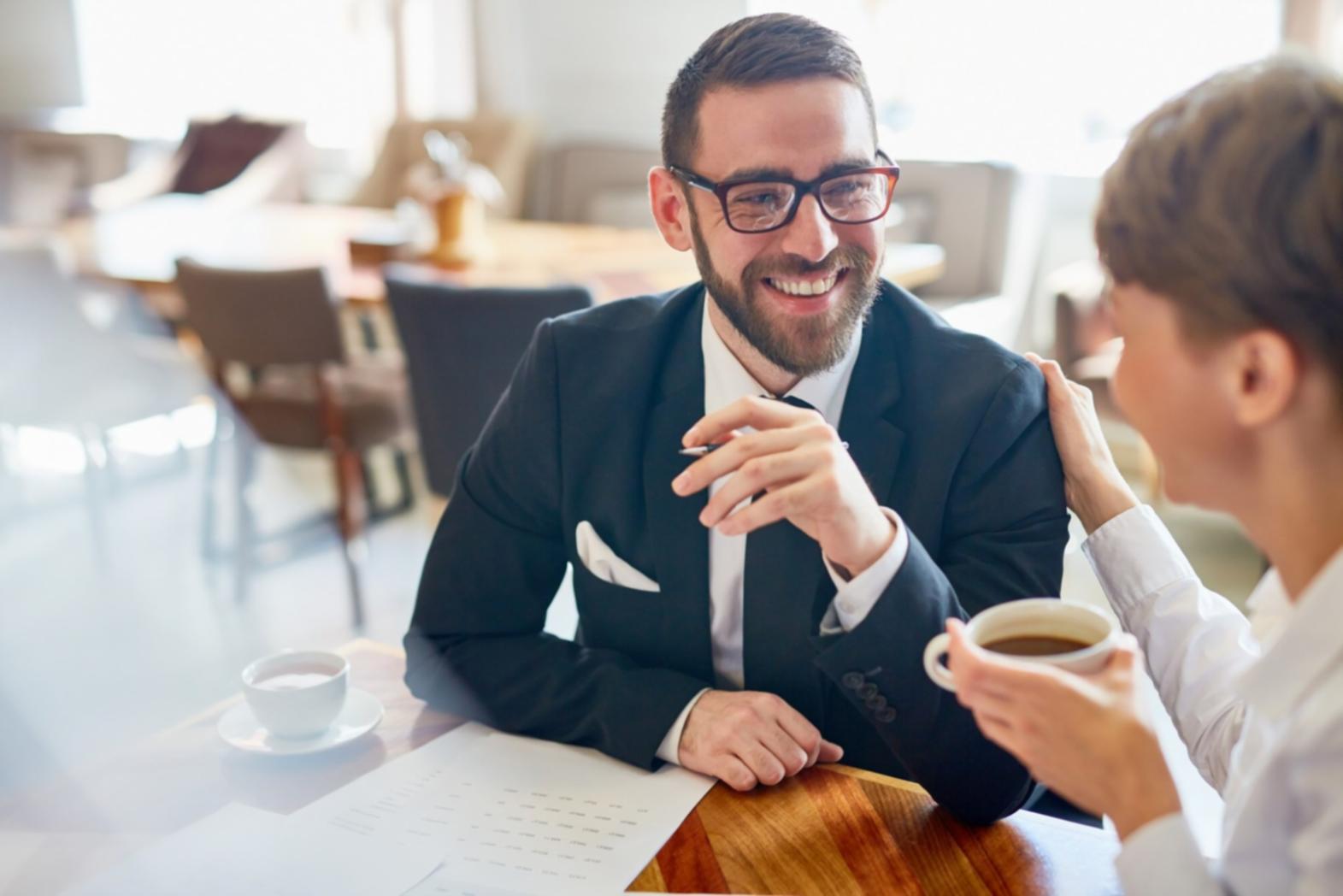 Équipe travaillant sur des solutions financières innovantes